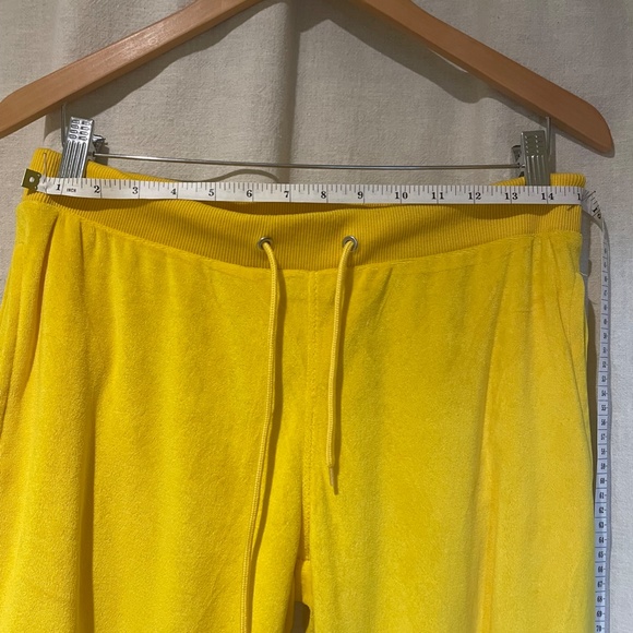 YELLOW VELVET Jogging suit.  Woman, Size Medium.  Soft and stretchy.  So comfy! - Picture 10 of 16